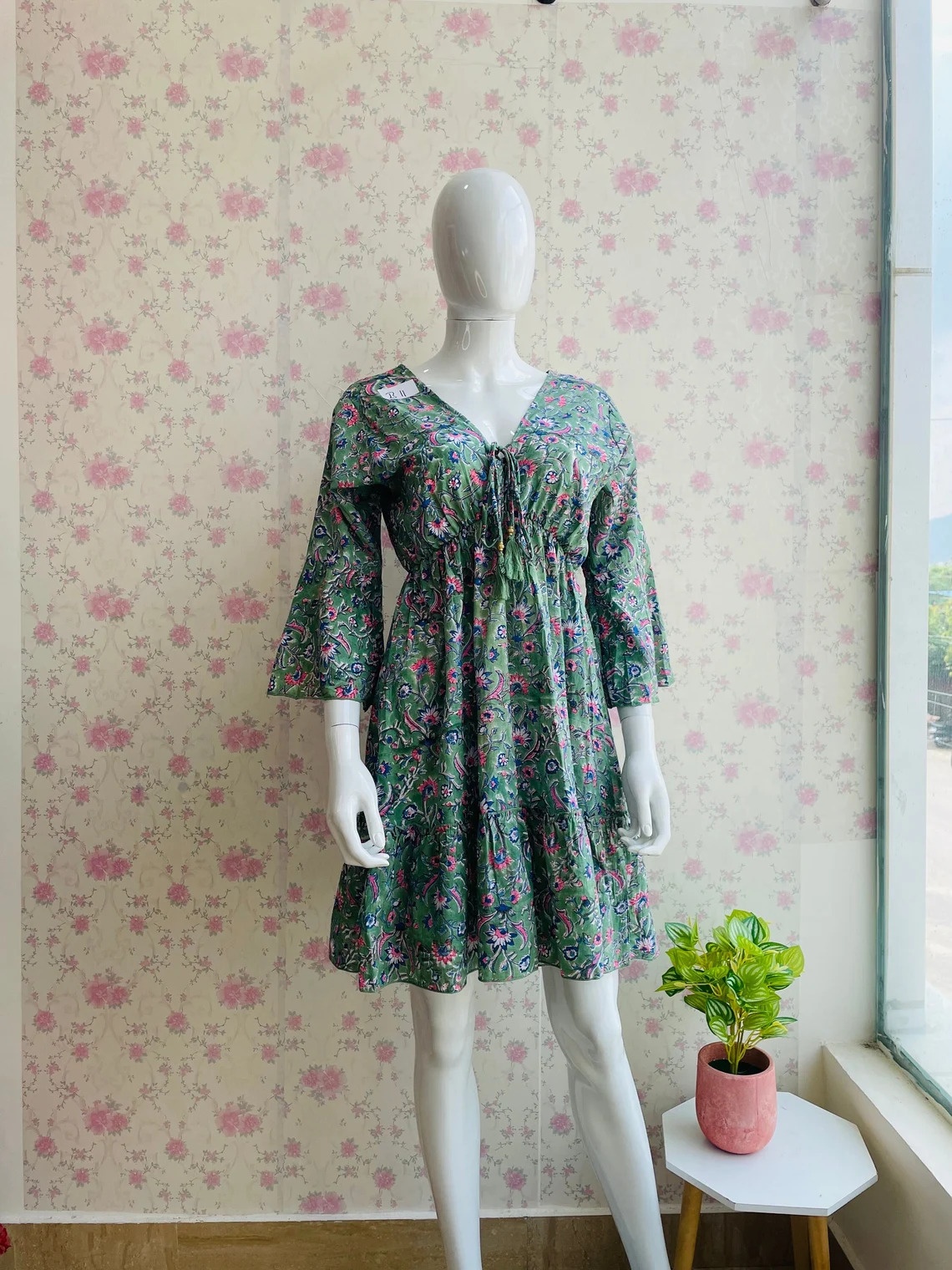 High Quality Cotton V-Neck Party Dress for Women Short Block Print Breathable and Patchwork Design for Autumn Season